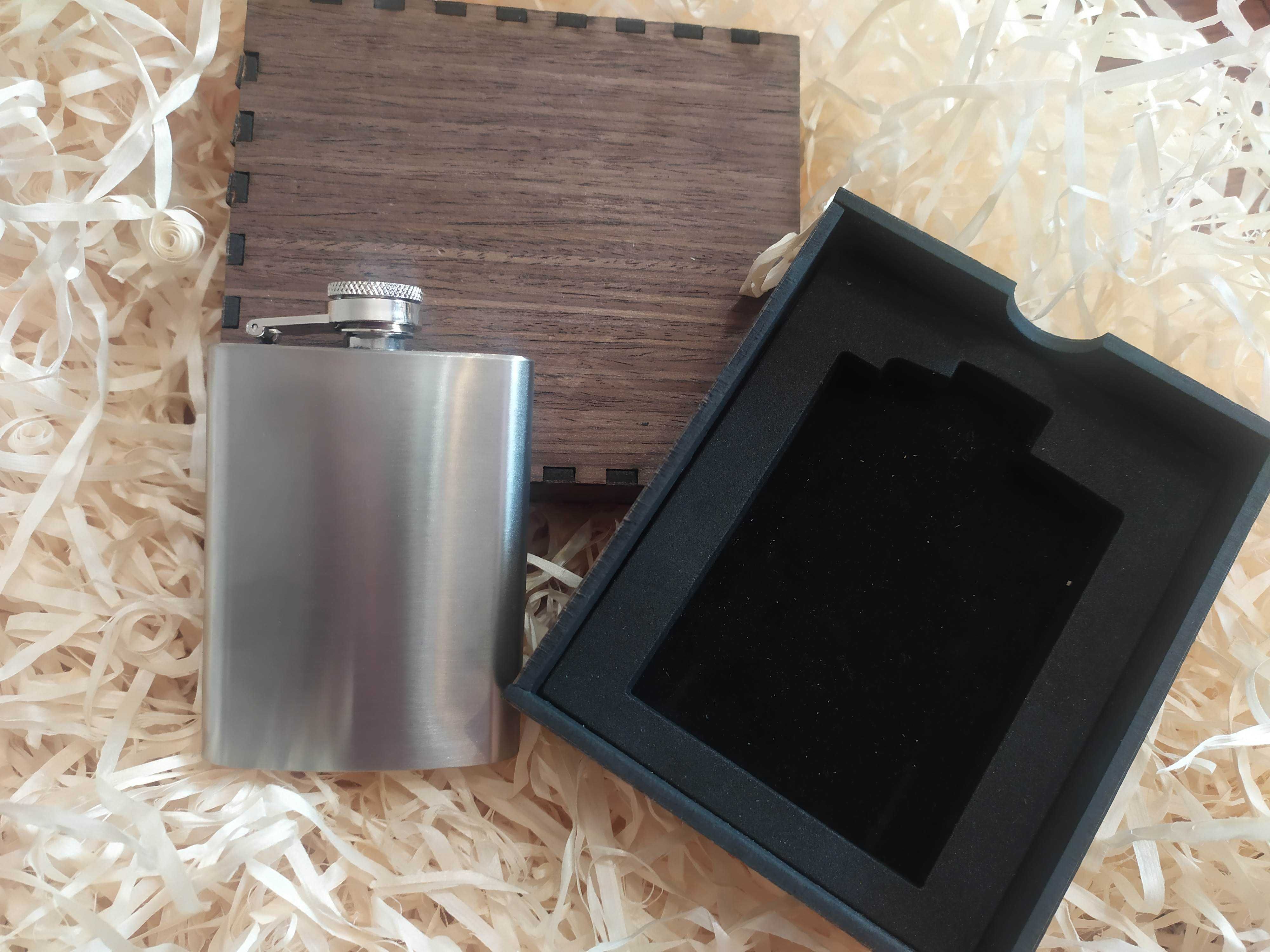 Piersiówka 100 ml w eleganckim pudełku