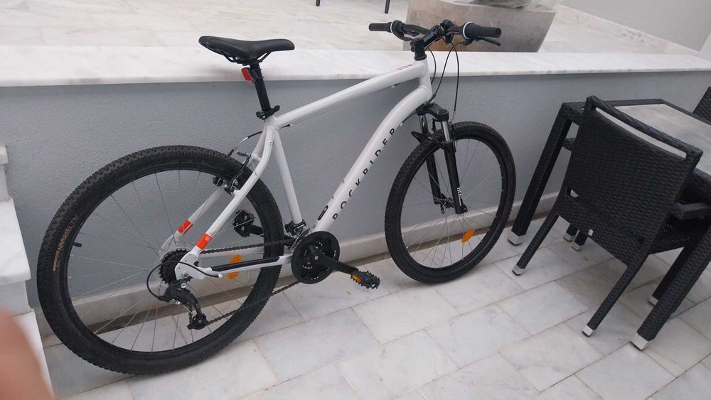 Bicicleta nova, com dias de uso  170,00