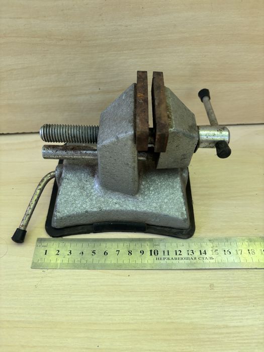 Настільні тиски продам