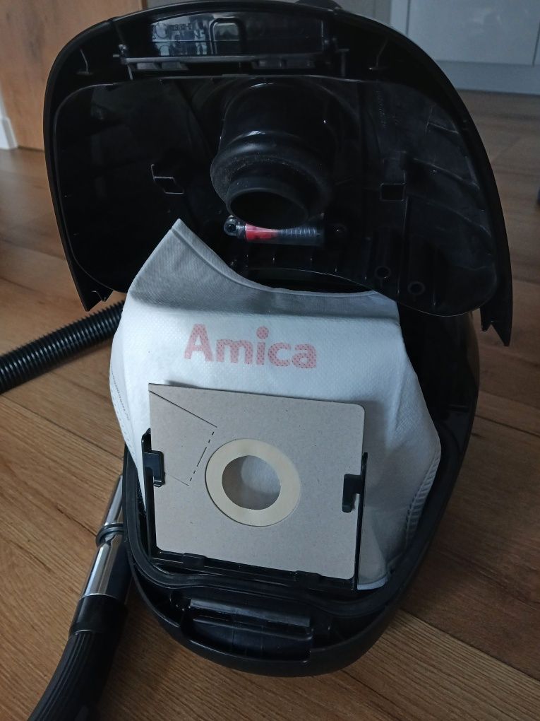 Odkurzacz Amica 900W