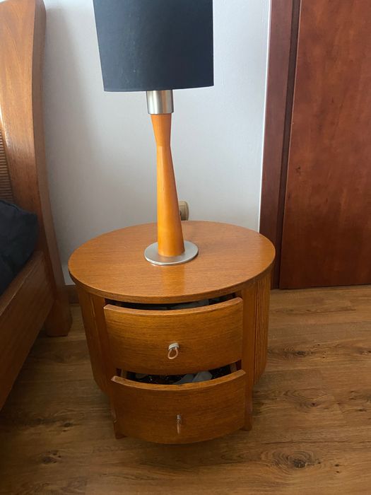 Stolik nocny wraz z lampą - 2 sztuki