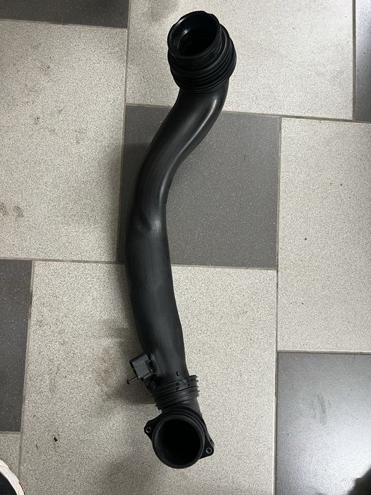 13718651066 BMW Патрубок воздушный, вход в турбину (наддув)