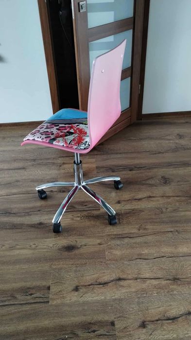Krzesło obrotowe – designerskie, kolorowe, na kółkach