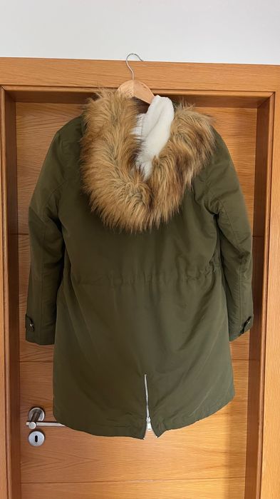 casaco de inverno verde escuro com pelo branco por dentro e fofinho