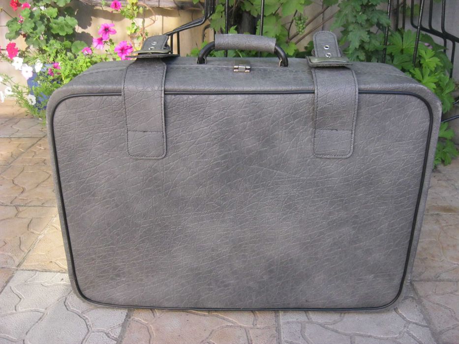 Продам чемодан на колесах