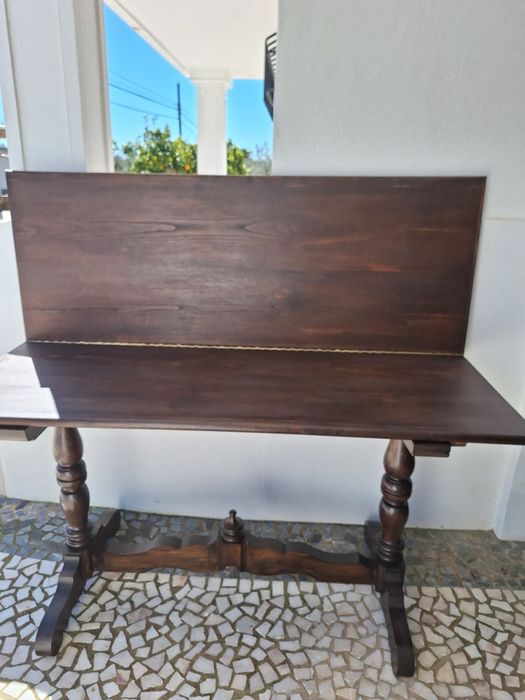 Mesa de sala, serve também como aparador . Pode encostar à parede.