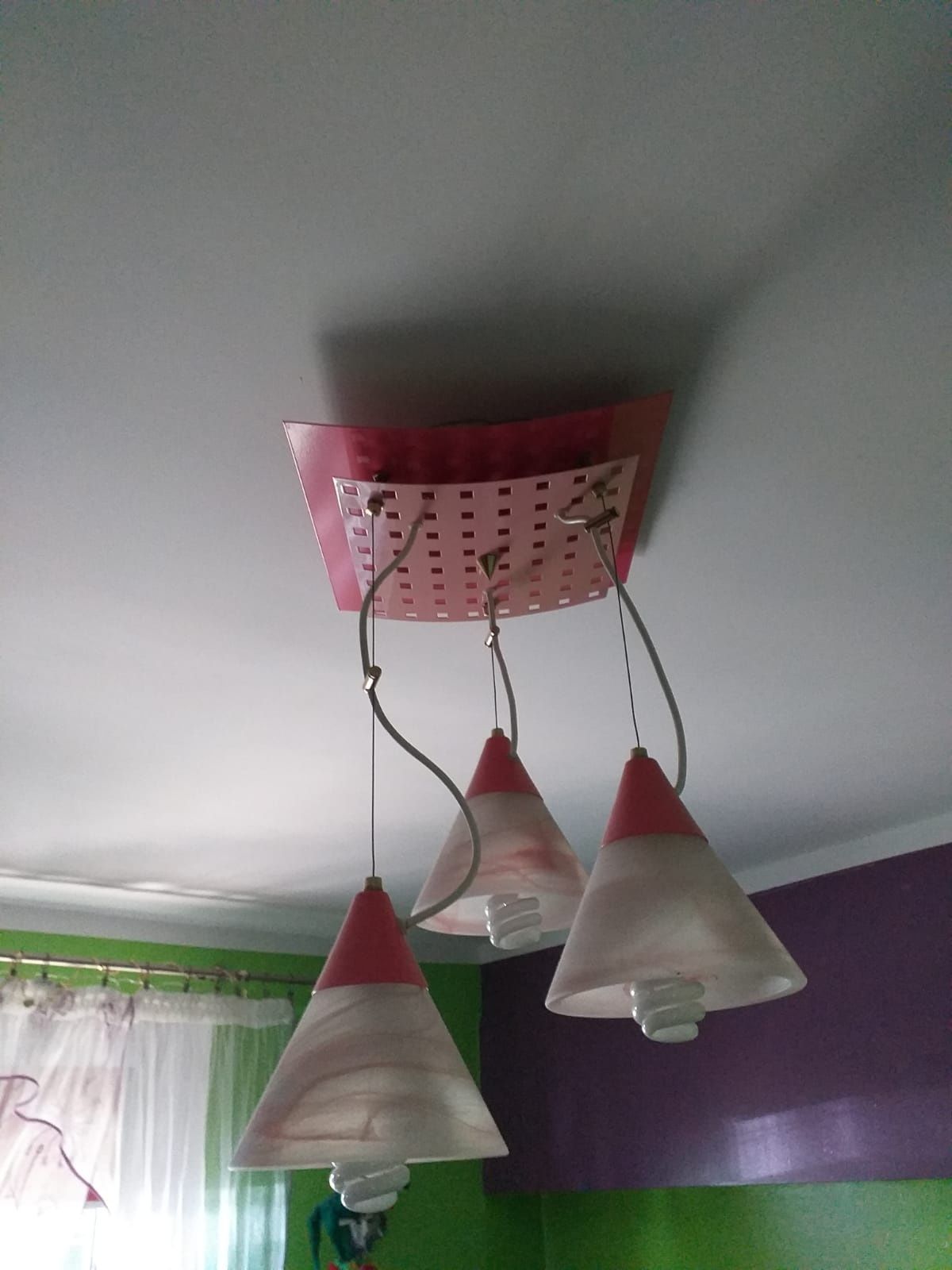 Lampa różowa trzy kloszowa