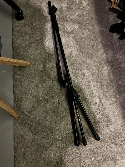 Suporte microfone Hercules com adaptador Shure