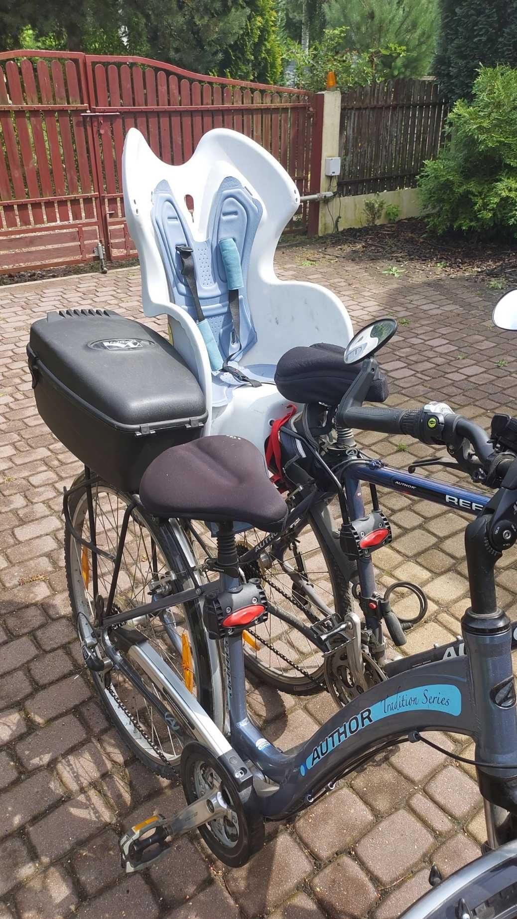Fotelik rowerowy z uchwytami do dwóch rowerów