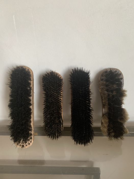 Lote de 4 escovas de roupa / sapatos de época