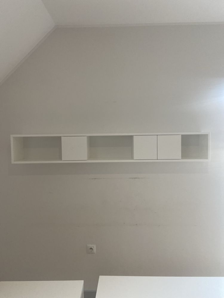 Biala polka wiszaca z szafeczkami