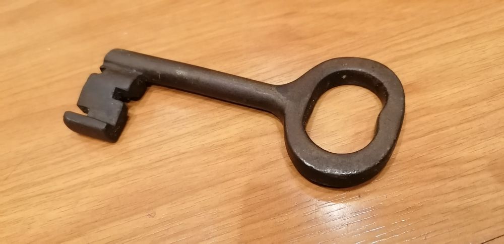 Chave antiga robusta com 11/12cms