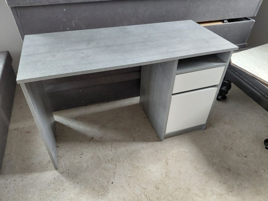 Biurko młodzieżowe, szare z białymi frontami, transport.