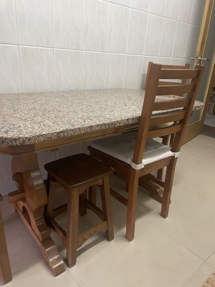 Mesa de mármore com madeira + 3 cadeiras + 2 bancos