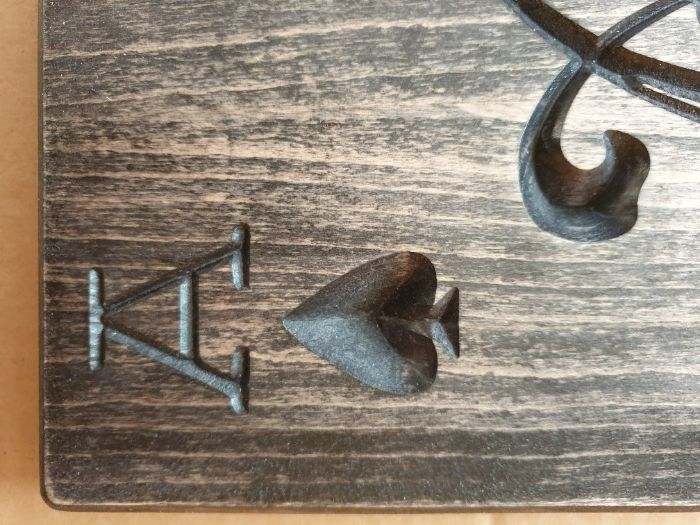 Rzeźba karta as pik drewno czaszka 39,5x55cm