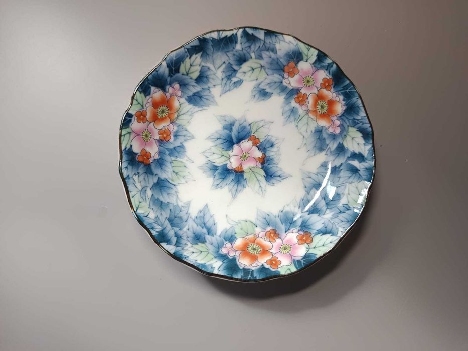 Prato em Porcelana Japonesa – Arita-yaki | Motivo Floral Azul & Coral