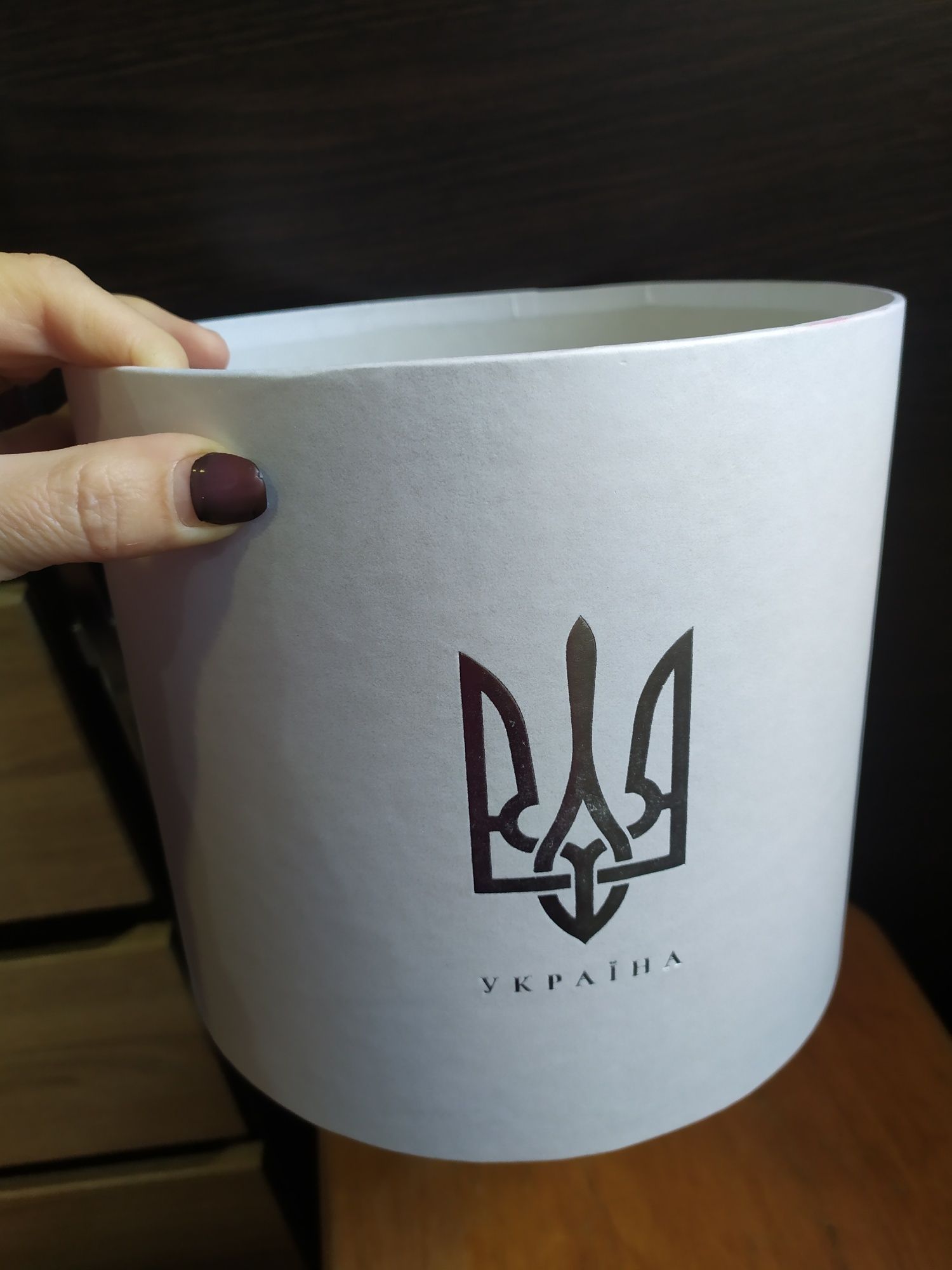 Шляпна коробка з гербрм. Коробка для квітів