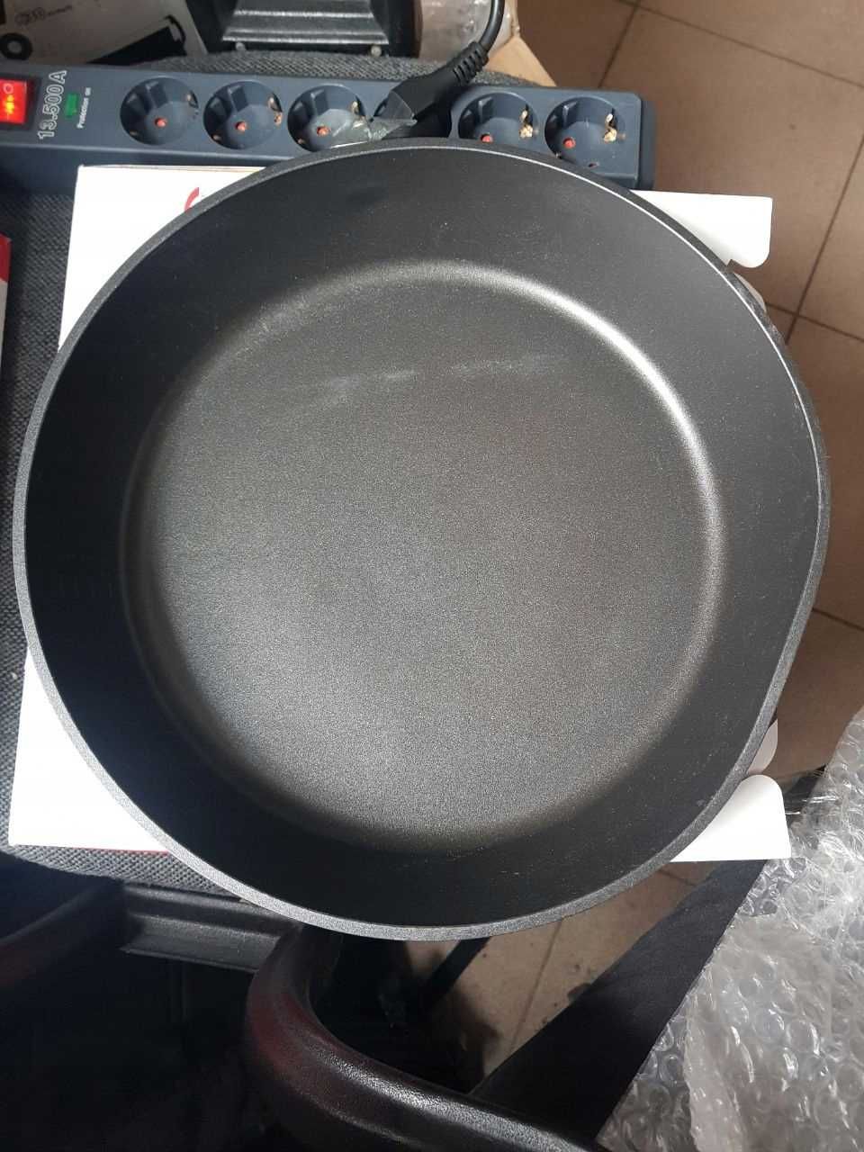 Patelnia Fissler z powłoką nieprzywierającą o średnicy 28 cm