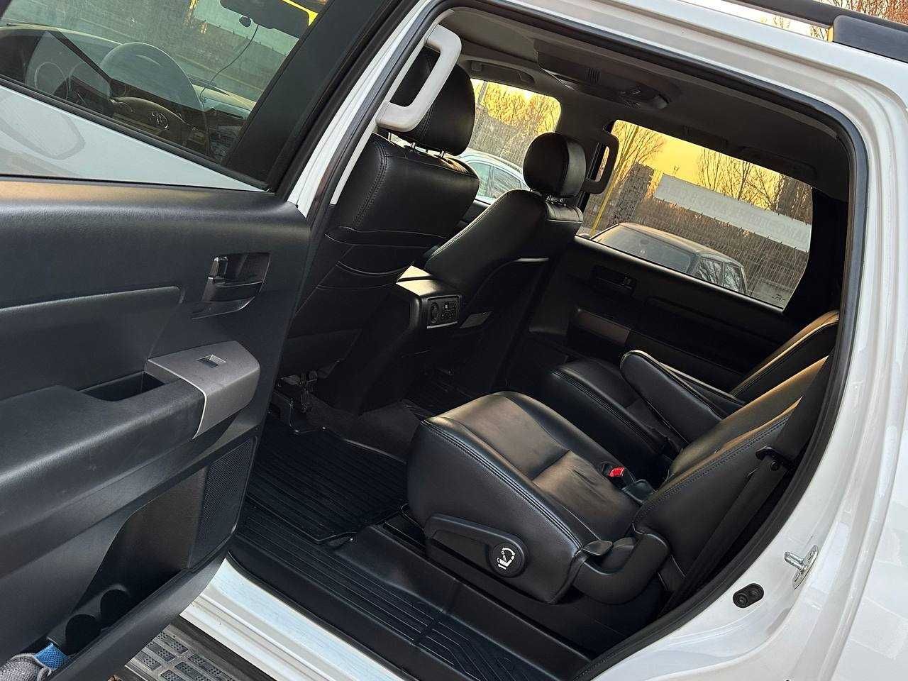 Авто Toyota Sequoia 2013