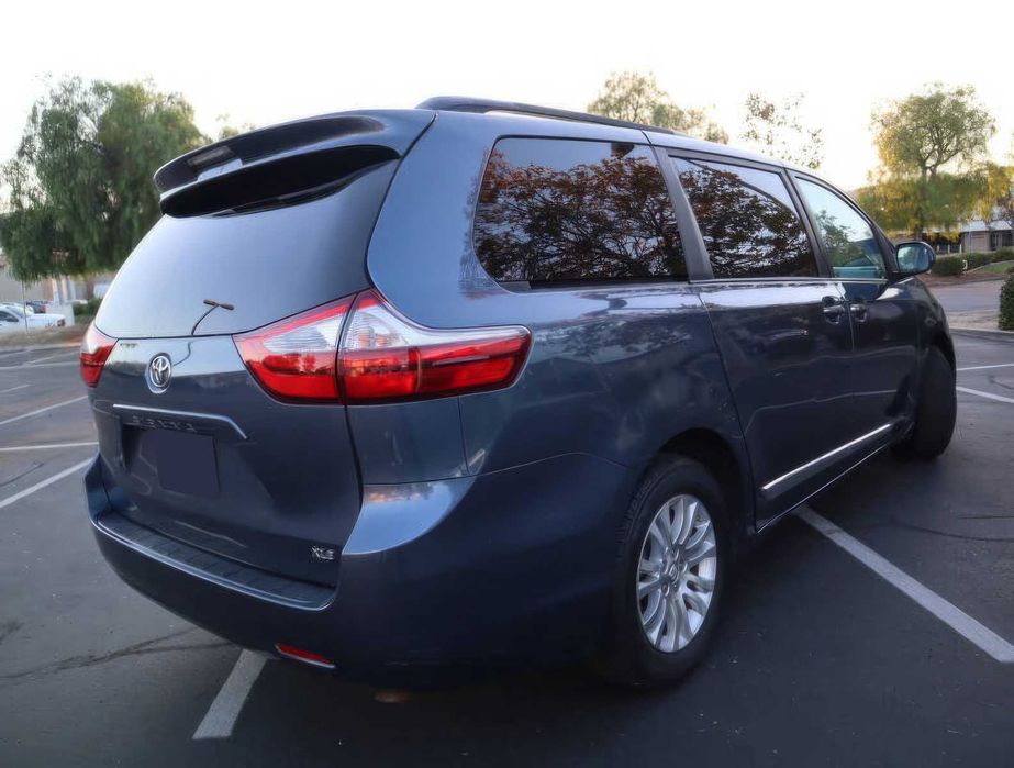 Toyota Sienna XLE      2017