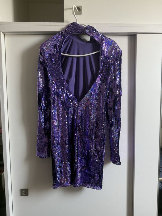 Vestido curto de festa aberto atras