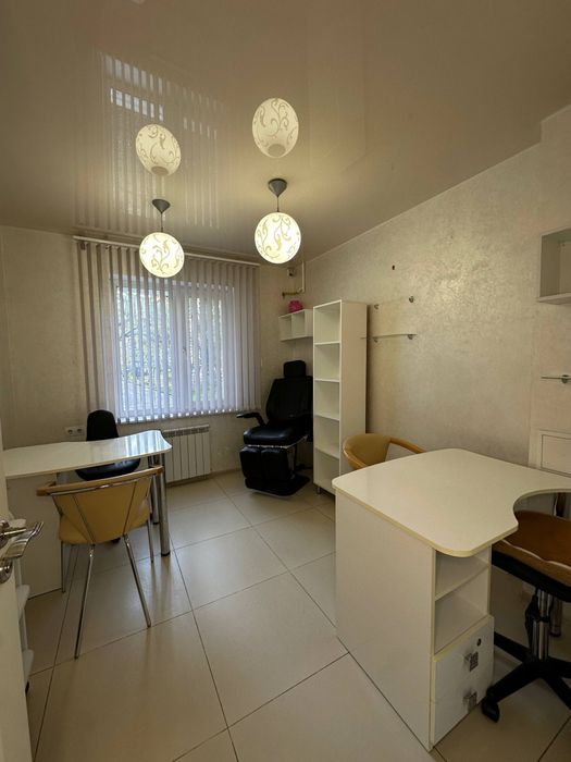 Робоче місце для майста манікюру, педикюру або перукаря