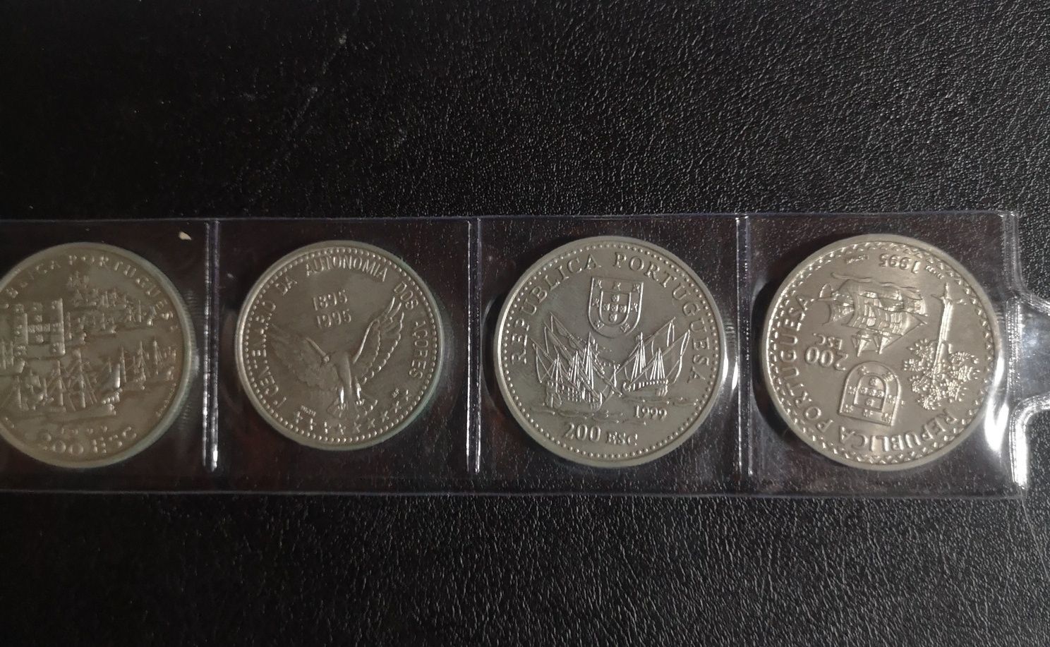 Moedas de 100 e 200 escudos de colecção