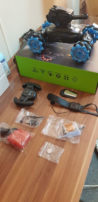 Іграшка подарунок, крута машинка на радіокеруванні, стріляє