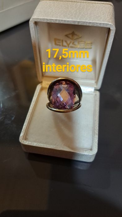 Aneis em prata contrastada.