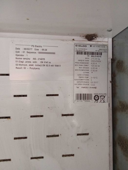 Witryna chłodnicza z zewnętrznym agregatem.