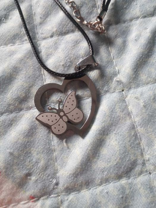 Fio com pendente Borboleta