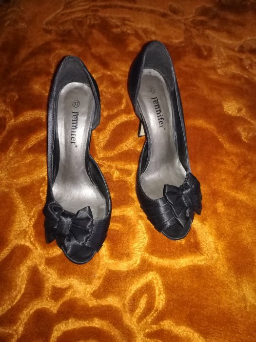 Atłasowe eleganckie szpilki czarne