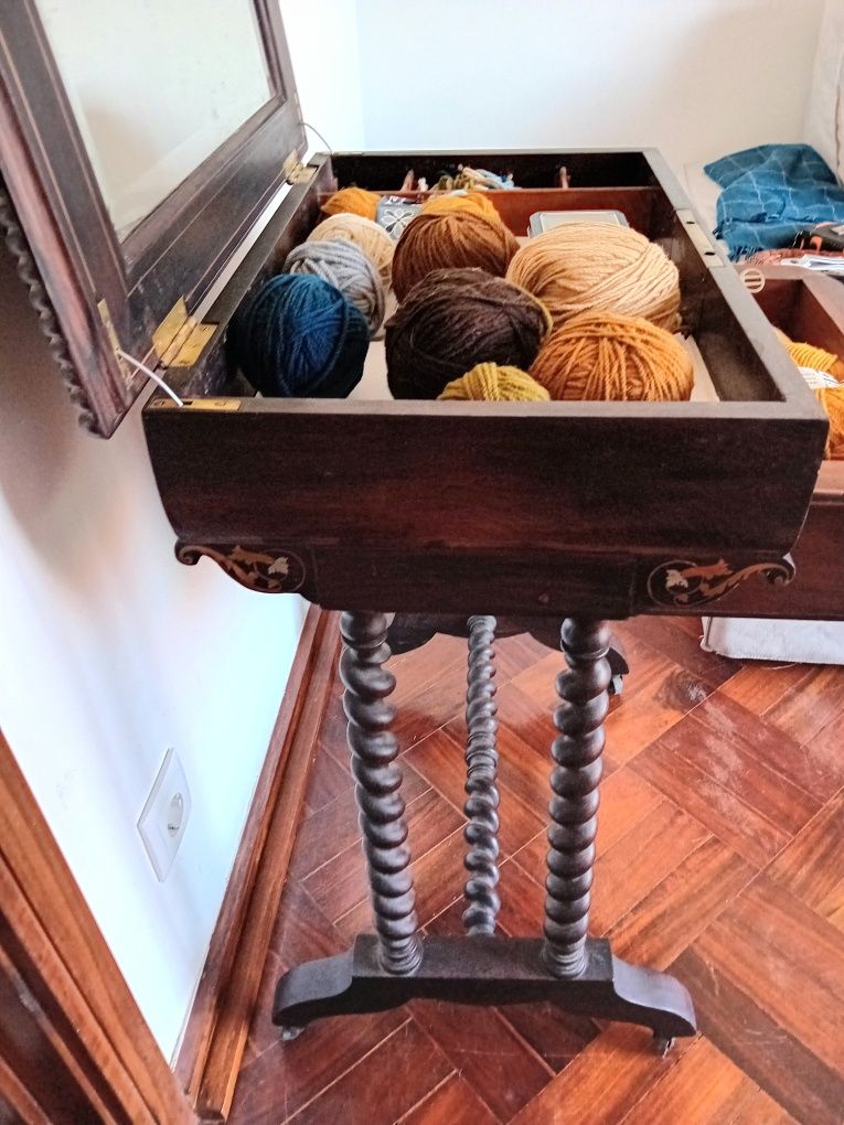 Mesa costureira em pau santo e madrepérola