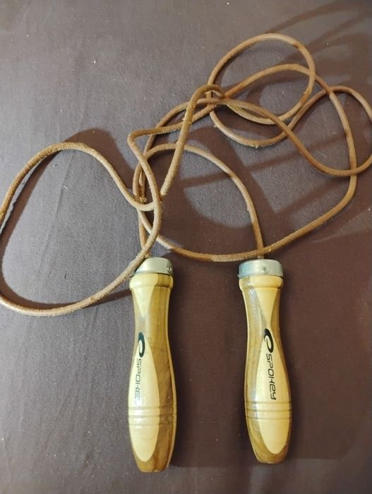 Spokey skakanka rzemień drewno 260 cm.