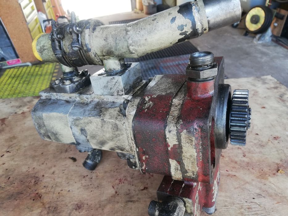 Starocie stara pompa hydrauliczna