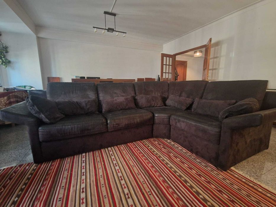 Sofá de 5 lugares com mesas de apoio lateral