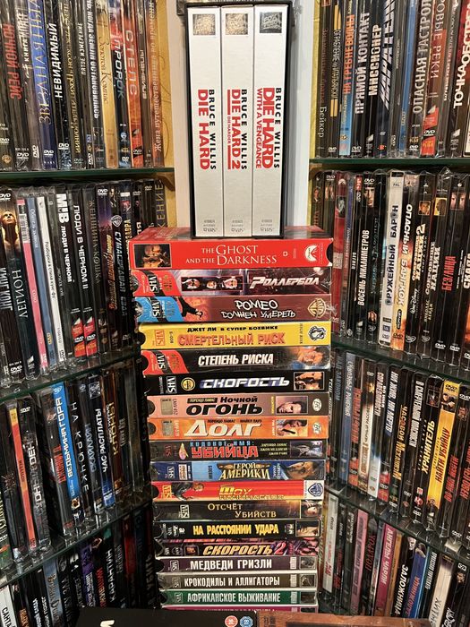 Відеокасети з різними фільмами