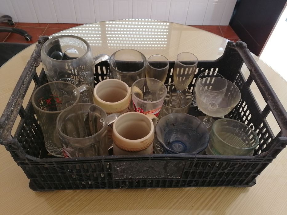 caixote com 16 canecas e copos