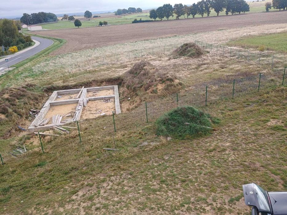 Działka budowlana z projektem i fundamentami w Obiszowie.