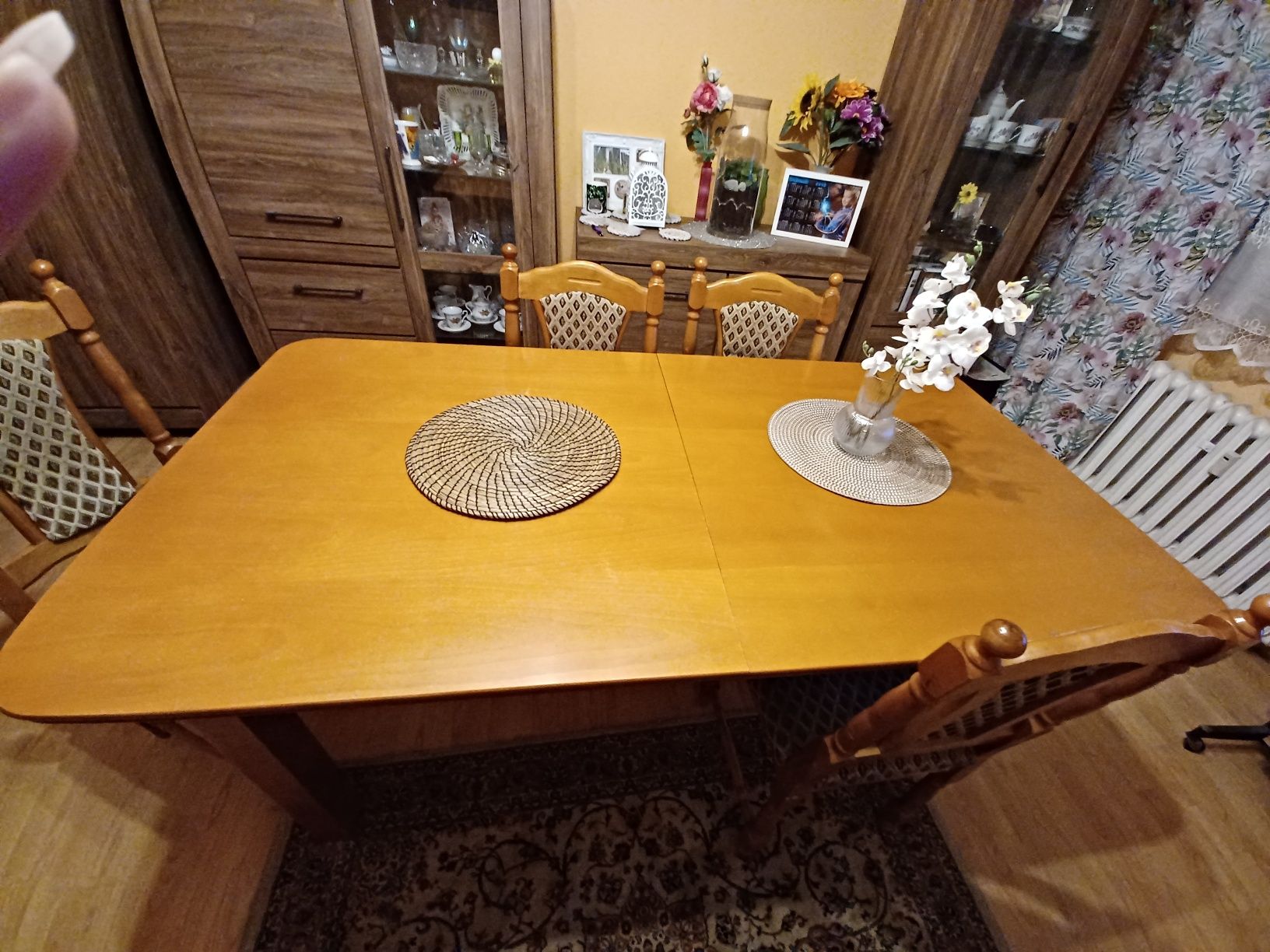 Drewniany stół, bardzo solidny