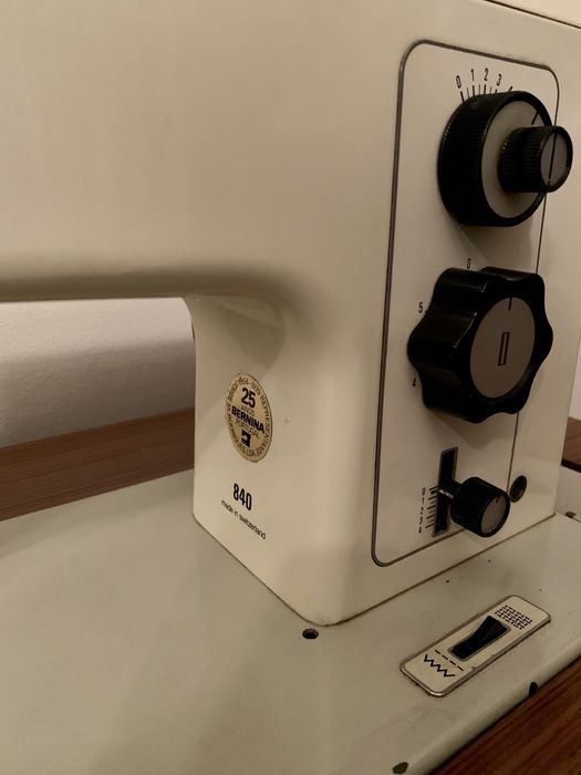 Máquina de costura, marca bernina 840, com motor e móvel
