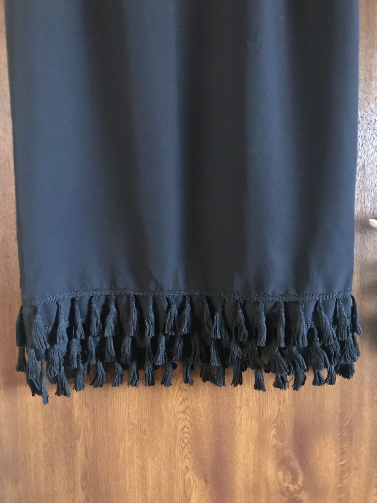 Czarna klasyczna sukienka z frędzlami r.XL Moodo
