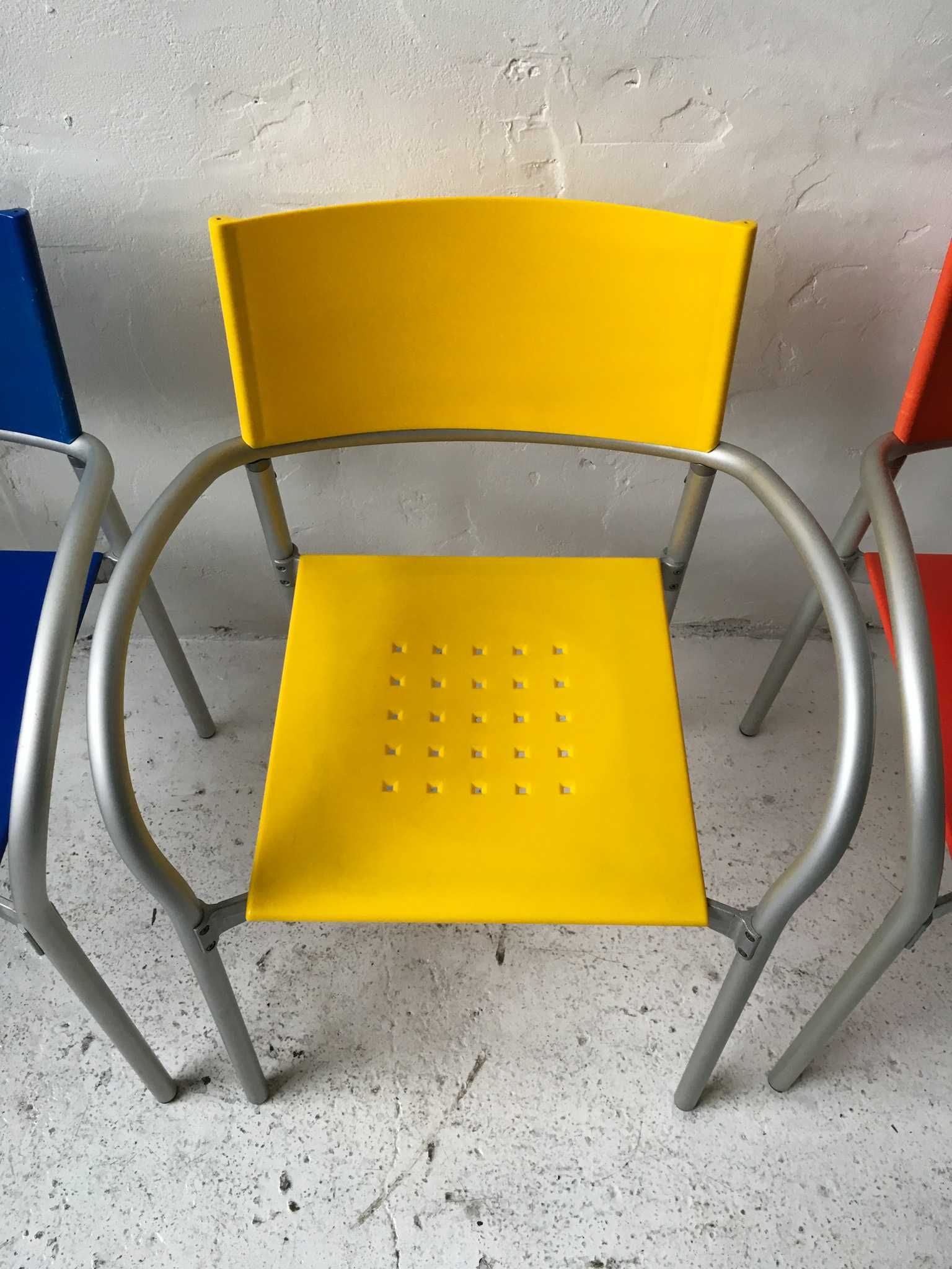 Włoskie krzesła Segis Carlo Bartoli lata 90 vintage design