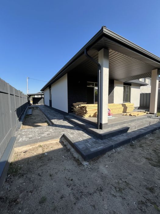 Однововерховий будинок в районі нової забудови