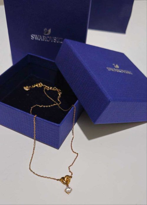Colar de prata dourada com um coração e uma pedra de cristal Swarovski