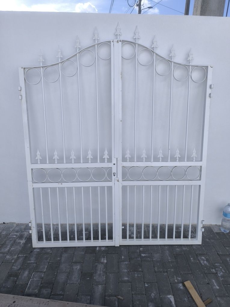 Portões lacado de branco novos