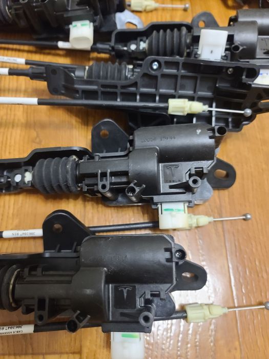 TESLA Y/3  Замок с приводом відкривання капоту 1643071-00-А 1500397-00