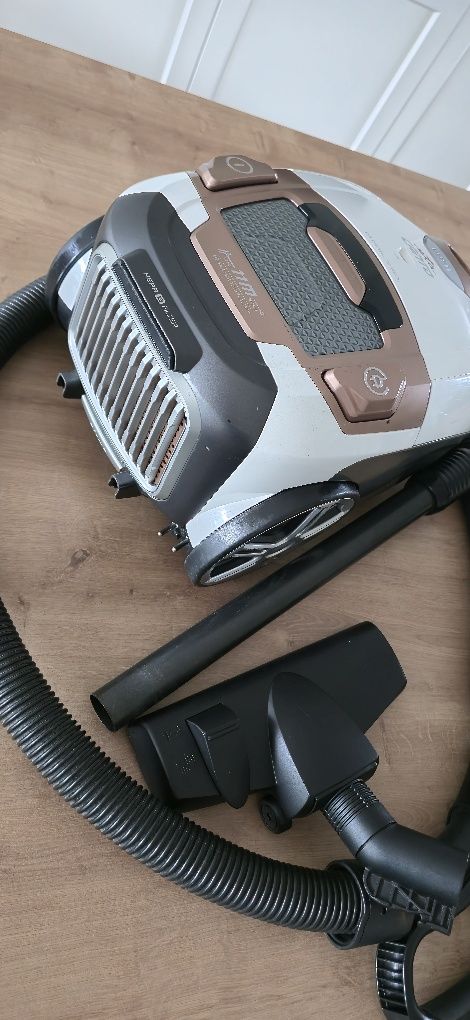 Mocny workowy i cichy niemiecki odkurzacz ETA CANTO  o mocy 700W.
