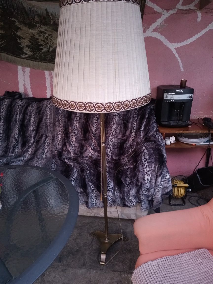 Lampa stojąca na trójnogu  z abażurem