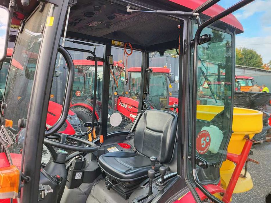 Ciągnik komunalny TYM T273 HST automat z pługiem V i posypywarką